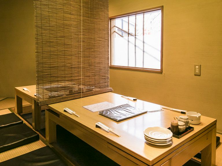 家族での休日の食事などに最適な掘りごたつのお座敷席