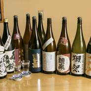 店主厳選の日本酒は20銘柄、季節のお酒も約10種類と充実しており、その時期にだけ飲めるレアなお酒も楽しめます。好みを聞いて3種類をチョイスしてくれる『お試しセット』で、自分に合ったお酒を見つけましょう。