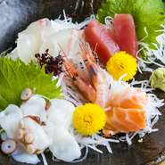 明石の昼網でとれた鮮魚を毎日直送、すぐにさばいてお造りにするので、まさに鮮度抜群。明石のタコ、鯛、冬の時期は寒ブリなど、日によって味わえる魚が変わるのも楽しみの一つです。