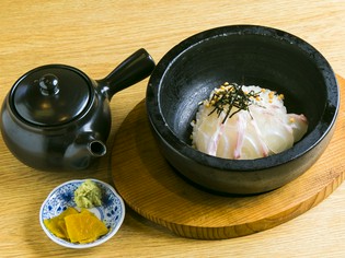 出汁の旨味が身に沁みる『特製　鯛の出汁茶漬け』