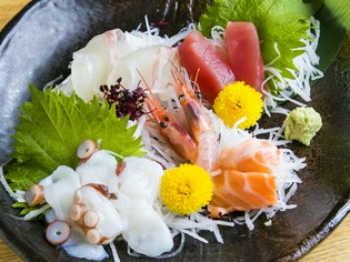 漁師から直送の鮮魚を、届いてすぐにさばいてお造りに