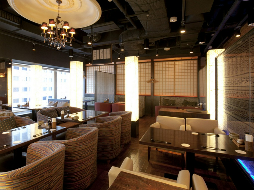 ゆったりと過ごせるソファーラウンジ席は、ラグジュアリーな空間