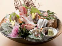 新鮮な魚介を盛り合せたお刺身は、お酒との相性も抜群。旬の素材を使用しているので、四季を通じて新しい味に出会えます。