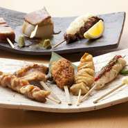 岩手県銘柄鶏 あじわい鶏を、丁寧に焼き上げています。備長炭特有の強い炎と遠赤外線によって、肉をさらにおいしく昇華。噛むほどに肉の甘みがが染みでてくる、味わい深い逸品です。