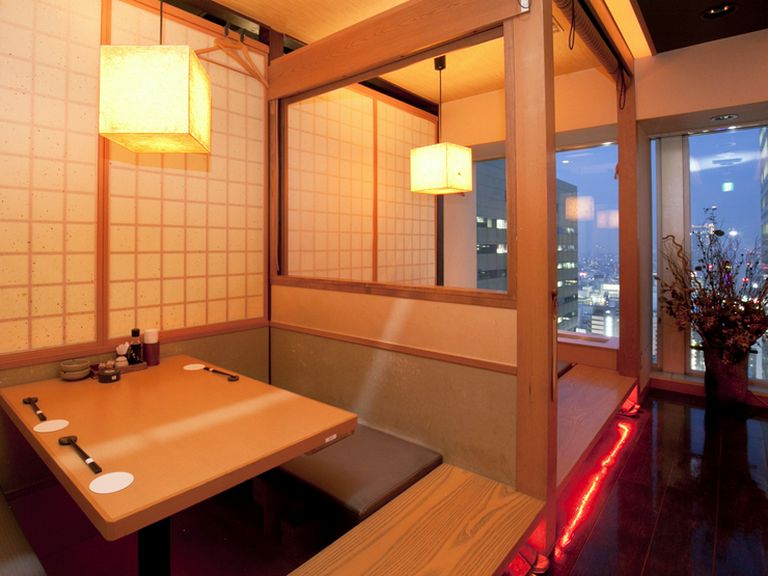 足をのばしてくつろげる和風の掘りごたつ席は、デートにオススメ
