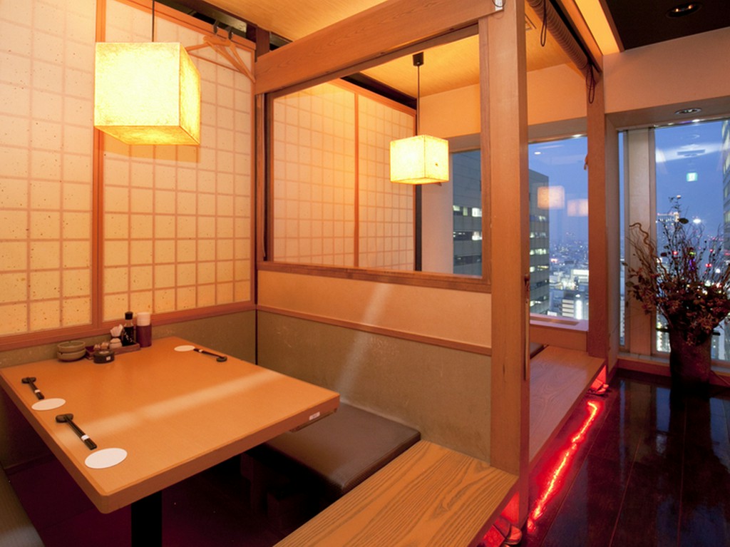 足をのばしてくつろげる和風の掘りごたつ席は、デートにオススメ
