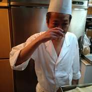 「楽しい食事の時間を過ごし、満足して帰っていただくことが何よりの喜び」と話します。ゲストの要望に応え続けることをモットーに、「お客様の望むより前に、先読みして動き出すこと」を常に心がけています。