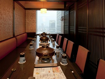 夜景を見おろせるくつろぎの空間は、大人の飲み会にぴったり