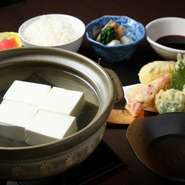 【5品】湯豆富、天ぷら、旬の小鉢、ご飯、香の物（白ご飯おかわり自由）