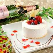 日ごろの感謝の気持ちをメッセージに込めて、特製ホールケーキでサプライズ。
花束やシャンパンもご用意。