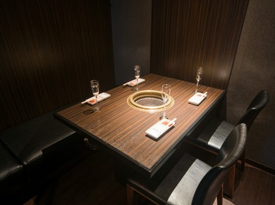 クラシック流れる落ち着いた店内。煙も出ません！