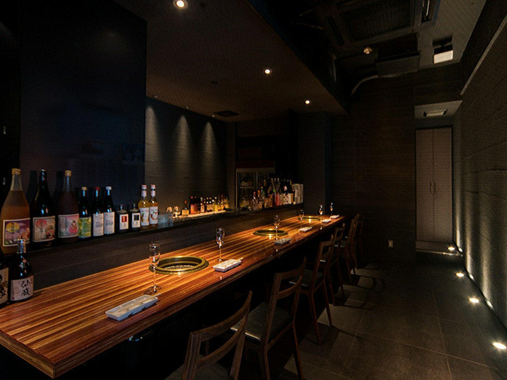 ダウンライトの落ち着いた照明が、2人だけの空間を演出