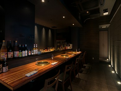 ダウンライトの落ち着いた照明が、2人だけの空間を演出