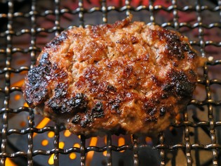 数量限定、予約制で提供中『牛タン入り牛肉100％ハンバーグ』