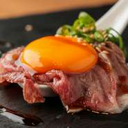 おいしいお肉を二人で一緒に頬張れば、より一層の幸せ気分に浸れそう。豊富なアラカルトメニューから、あれやこれやと仲睦まじく。楽しいひとときを過ごせることでしょう。