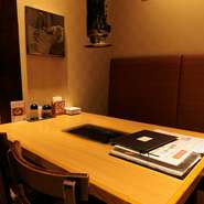 背の高い仕切りがあるボックスシートは、周囲もあまり気になることなく、小さなお子様連れの家族でも気軽に利用できます。おいしいお肉に、家族そろって和気あいあいと。家族皆で焼肉を食べたくなったらぜひ。