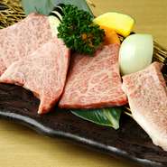 特撰和牛の美味しい部位を余すことなく食べられるセットメニュー。美しく細かく入ったサシは融点も低く、口に入れた瞬間とろけていきます。