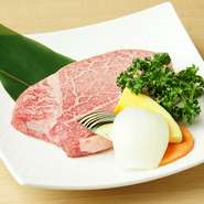 その柔らかな食感と旨みで、希少部位ながらも高い人気を博すヘレ（ヒレ）。ヘレの特に肉質に優れた中心部分であるシャトーブリアンを提供。ぜひ賞味あれ！