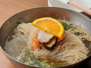 自家製麺とスープとキムチ、三位一体の美味しさ 『手打ち冷麺』