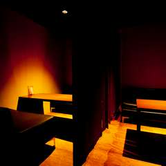 間仕切りを引けば半個室になる、ゆったりとしたソファ席