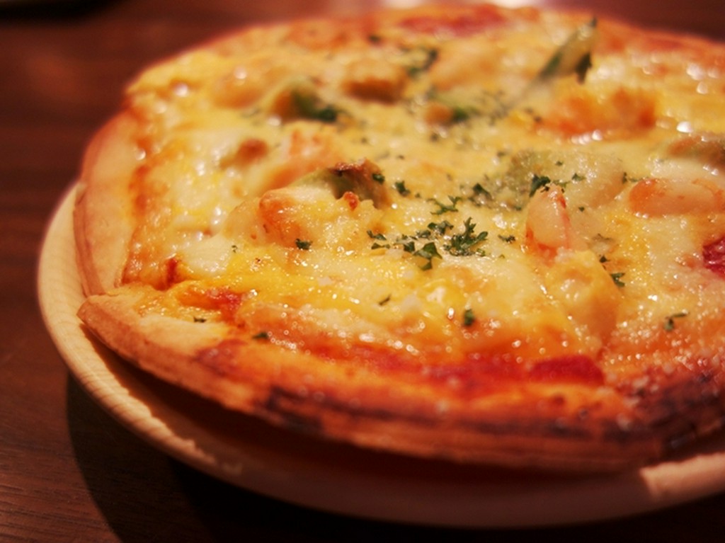 シーフードとアボガドのクリームピザ