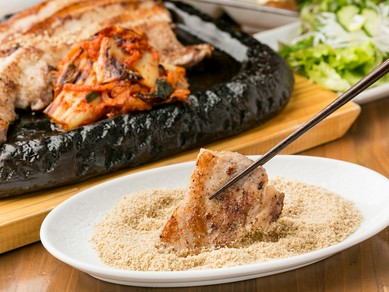 ジューシーな佐助豚とすり胡麻がたまらない『佐助豚サムギョプサル』巻き野菜付