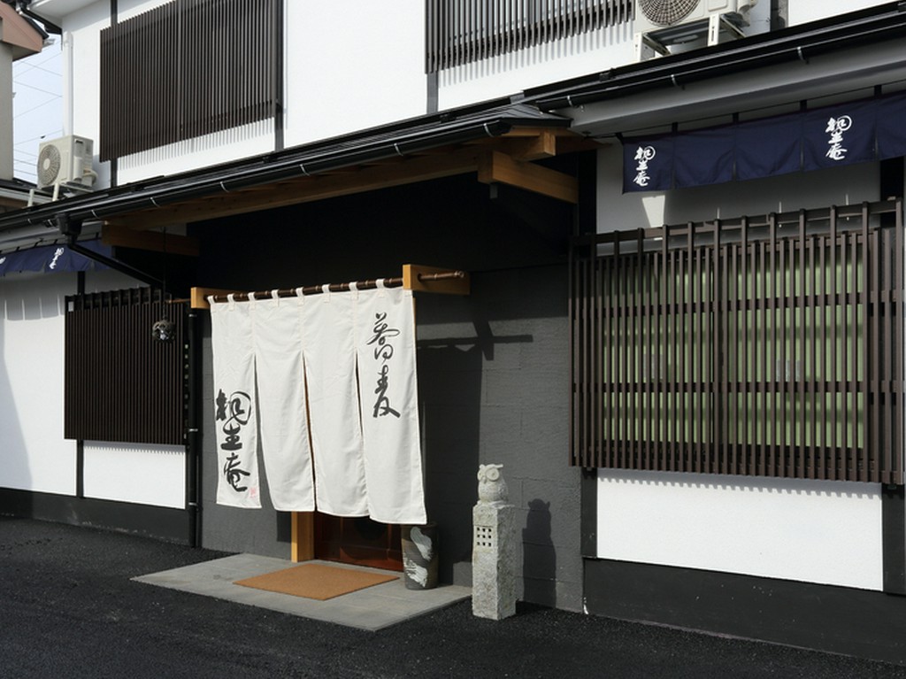 建築のプロが手掛けた、温もりと新しさが交錯する非日常の空間