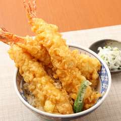 店主こだわりの名物メニュー、3尾の海老が圧倒的な存在感を放つ『特大海老天丼』