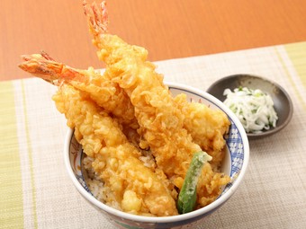 店主こだわりの名物メニュー、3尾の海老が圧倒的な存在感を放つ『特大海老天丼』