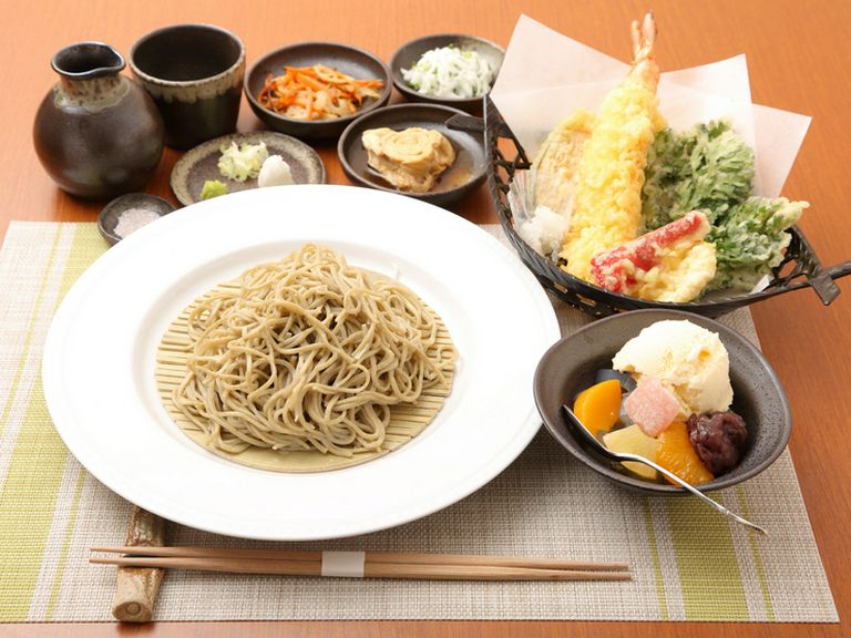 豪快絢爛、食後のスイーツもセットになった『レディースセット』