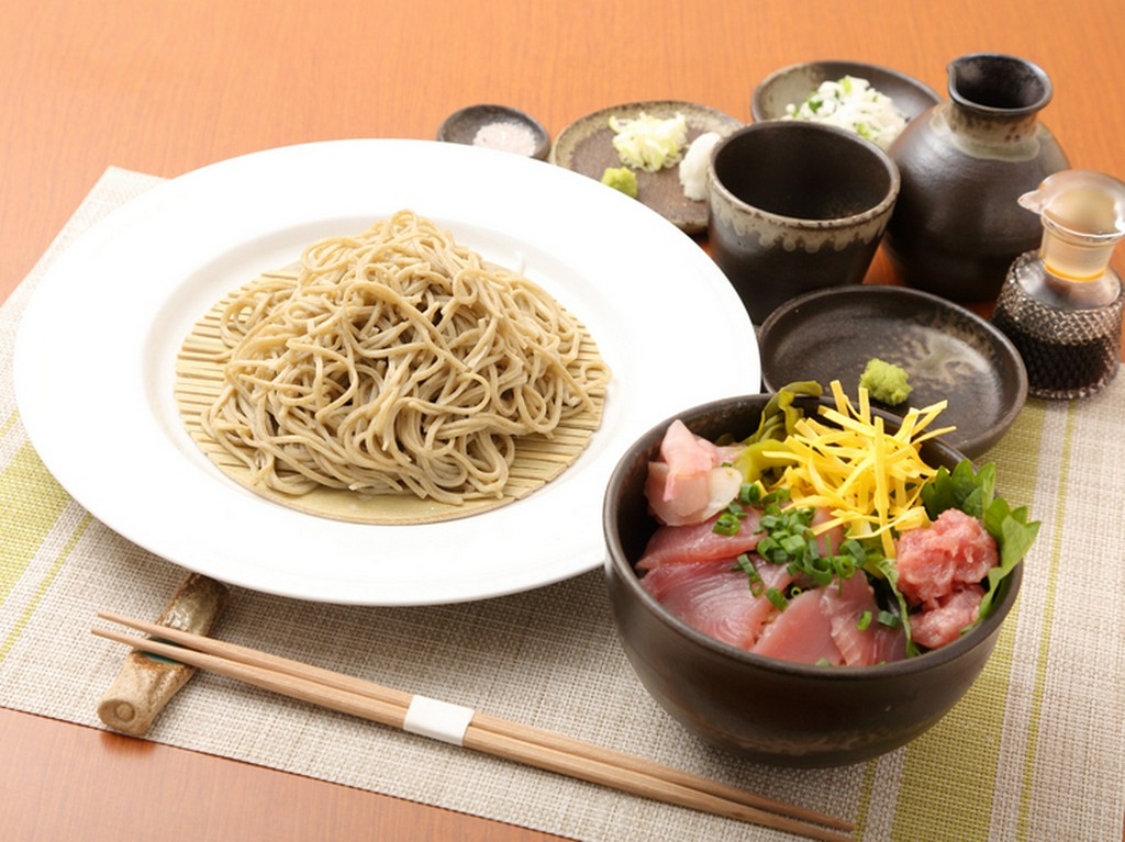 マグロ専門問屋から直接買い付け、幅広い世代に人気の『ミニマグロ丼セット』