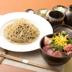 マグロ専門問屋から直接買い付け、幅広い世代に人気の『ミニマグロ丼セット』