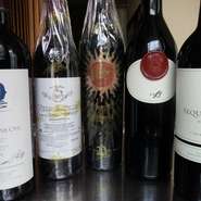 上質なお肉に合うよう、シェフがこだわりぬいた赤ワインを常に20種類以上そろえております。自分好みのワインを探求するのも楽しそう。お気に入りの一本を見つけてください。