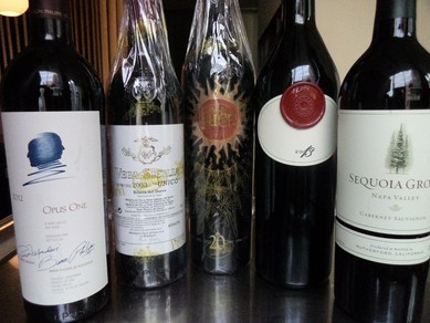 フランスは勿論、世界各国からお肉に合うワインをリストアップ