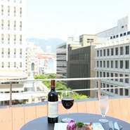 鉄板のあるカウンター席からは、旧居留地の街並みが眺められます。おしゃれなエリアでくつろぎのひと時を過ごす、大人のデートにもお勧め。食後の飲み物は、ソファー席や景色が自慢のテラス席でもお楽しみ頂けます。