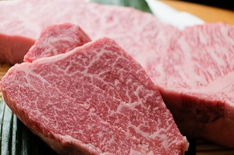 極上の旨味を心ゆくまで食せる『特選神戸牛ステーキコース』