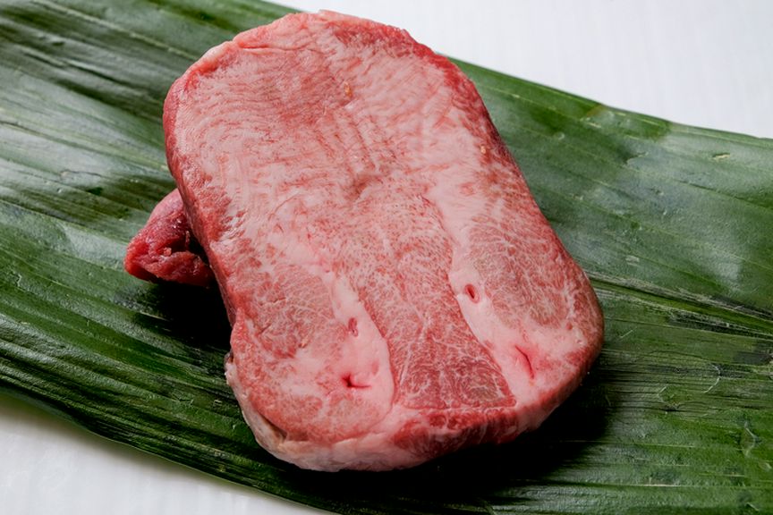 柔らかく風味豊かな『特選黒毛和牛タンステーキ』(厚切り/薄切り)