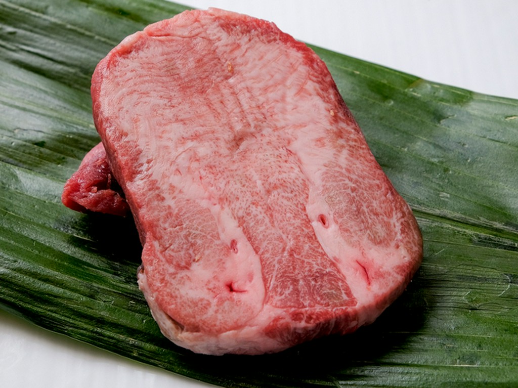 柔らかく風味豊かな『特選黒毛和牛タンステーキ』（厚切り／薄切り）