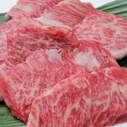 鮮度抜群のハラミを丁寧に焼き上げた逸品。濃厚な旨味が、かみしめるごとに口の中へ広がっていきます。