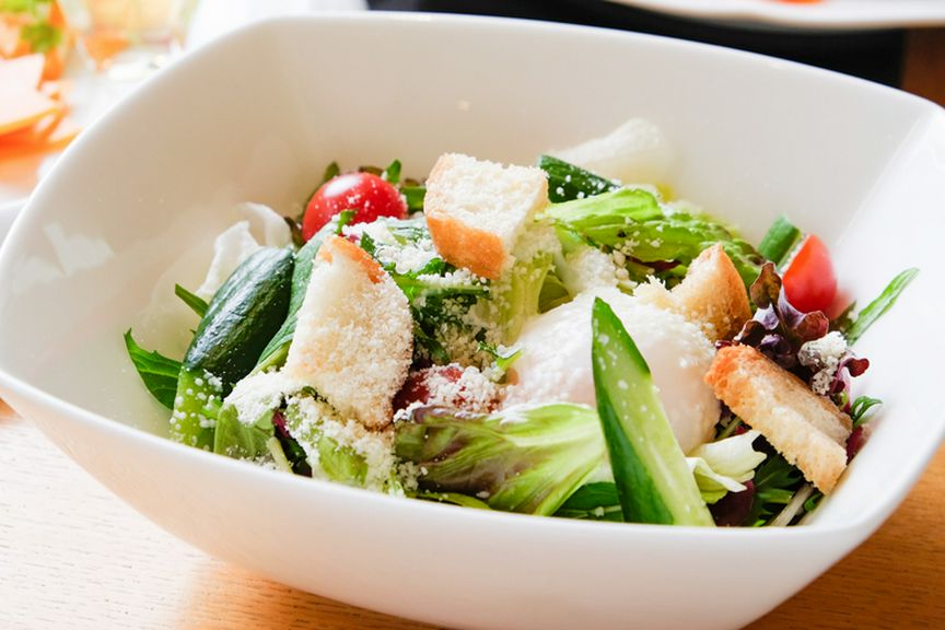 それぞれの野菜の旨みがしっかりと主張してくる『シーザーサラダ』