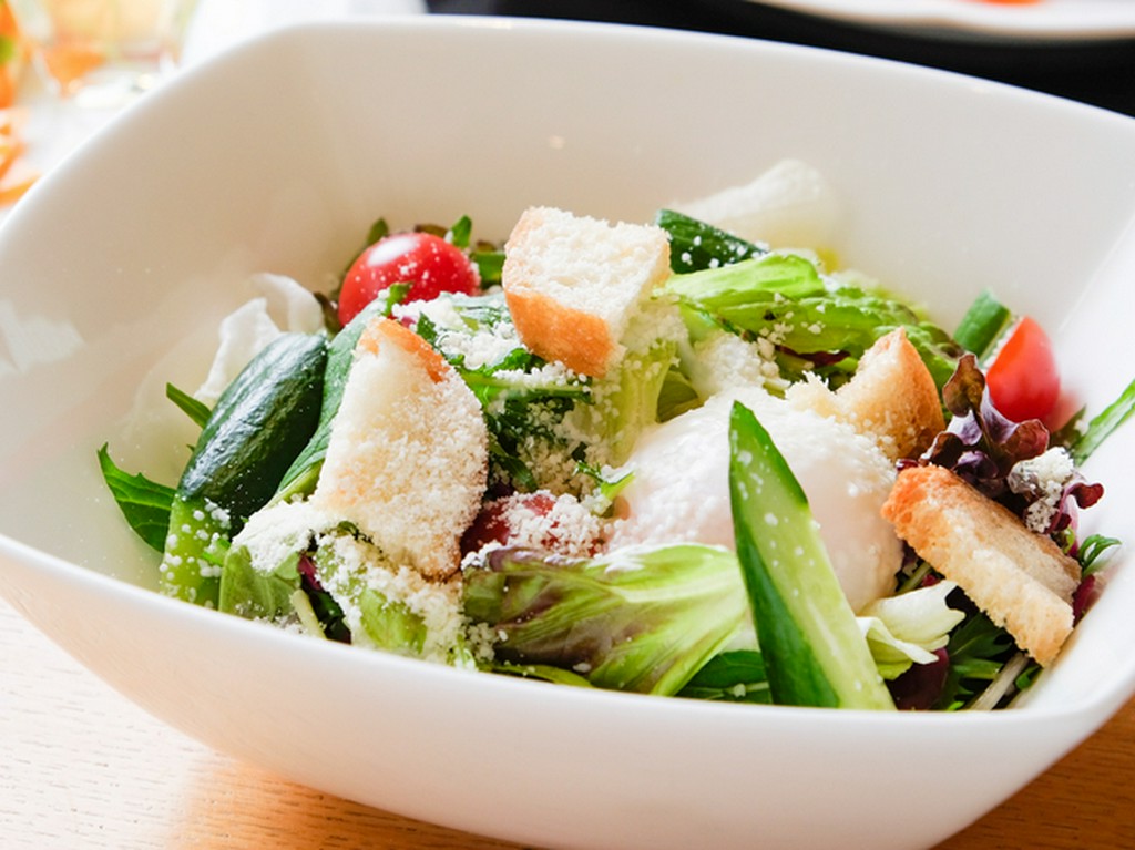 それぞれの野菜の旨みがしっかりと主張してくる『シーザーサラダ』