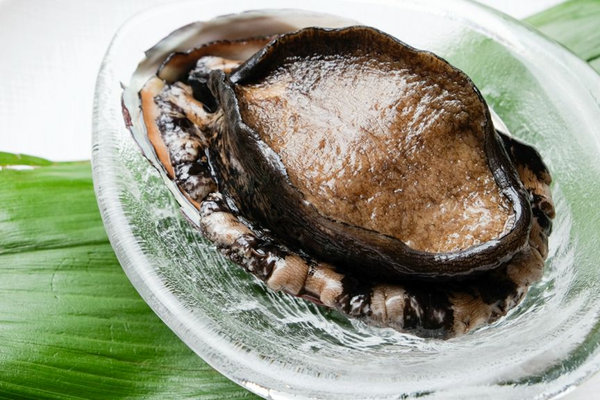 程良い食感に深みのある味わいがある『国内産あわび鉄板焼き』