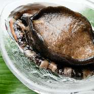 毎朝、漁港から直接仕入れている新鮮なものを使用。店内にある水槽に入れ、良い状態を保って調理しています。一度食べたら、忘れられない一品。