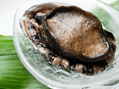 程良い食感に深みのある味わいがある『国内産あわび鉄板焼き』