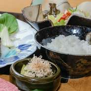 ステーキハウスということで肉は当然のこと、他の食材にも力を入れています。お米は契約農家からコシヒカリを入荷。味のアクセントにもなるニンニクは青森の大玉にんにくを使っています。