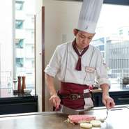 常連のお客様も多くいるので、それぞれの皆様の好き嫌いや食べ物アレルギーなどを覚えています。その上で、その方に合った美味しい料理を提供しています。