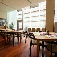 店内は最大50名まで入ることもでき、高級感溢れる洗練された雰囲気も持ち合わせています。そのため、結婚式の二次会にも理想的。二人の新しい門出に、華を添えるお手伝いをします。