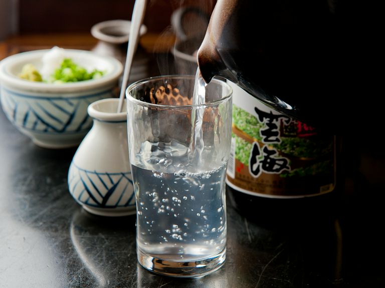 逸品料理とそば焼酎を楽しめる、仕事帰りの至福のひと時