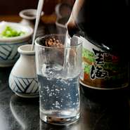 ゆったりと時が流れていくような落ち着いた店内でいただく『そば焼酎　雲海』。お酒の味を引き立たせてくれるお供もさまざまな和のメニューを中心に充実しています。〆にはやはり『そば』が最適。