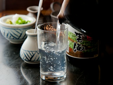 逸品料理とそば焼酎を楽しめる、仕事帰りの至福のひと時